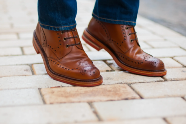 The Best Men’s Shoes for Travel: Lightweight and Versatile Options