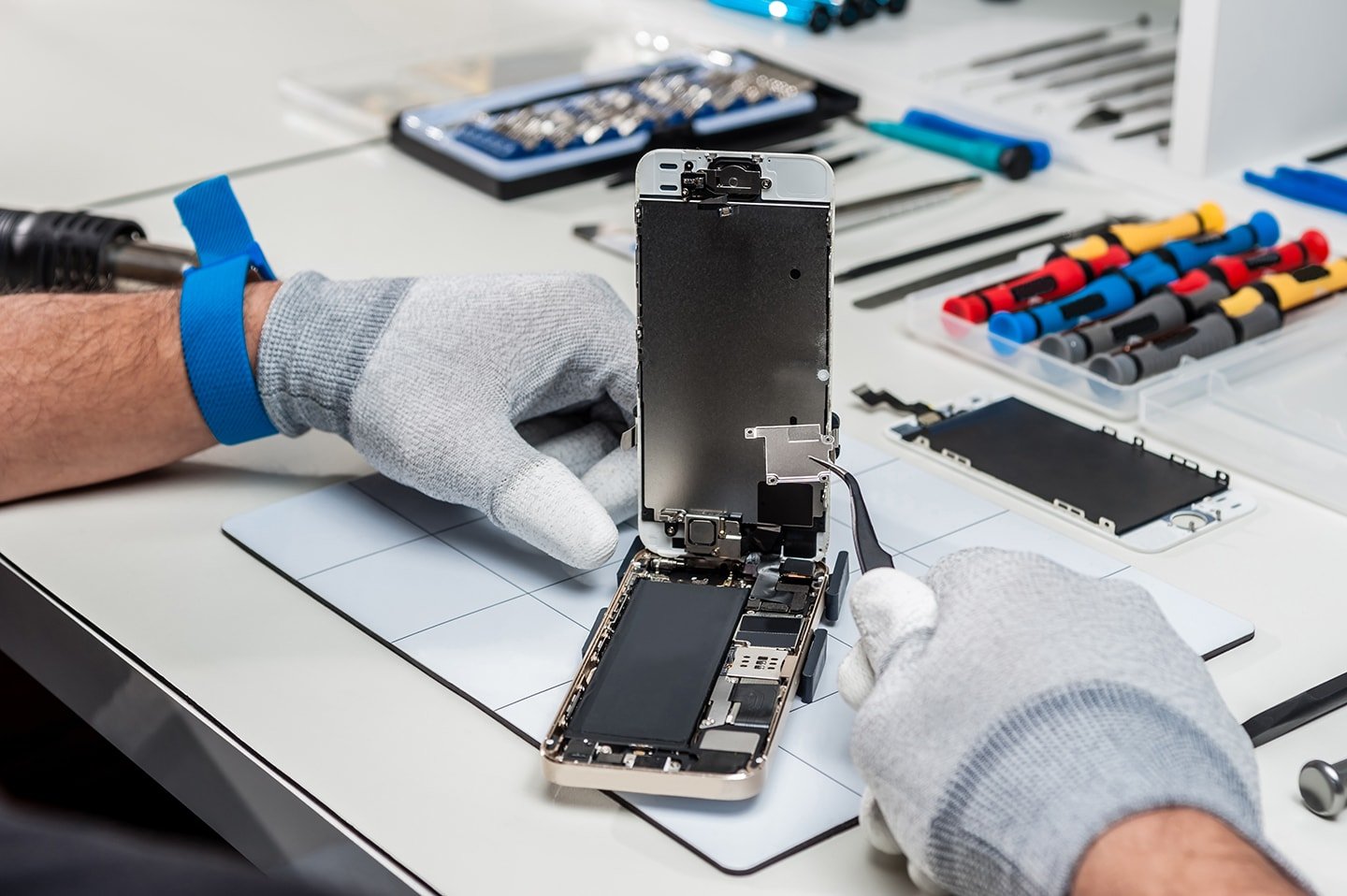 iPhone back glass repair Dubai